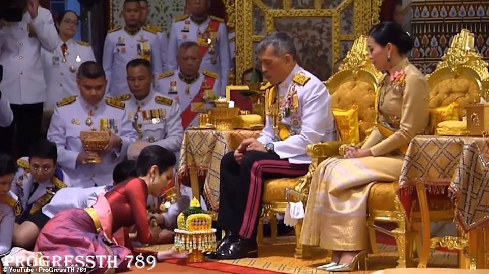 Lần đầu tiên trong lịch sử hiện đại, vua Thái Lan công bố vợ lẽ, sắc phong Hoàng quý phi, vẻ mặt Hoàng hậu ngồi bên cạnh mới đáng chú ý-1