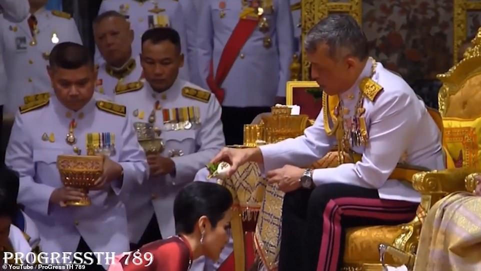 Lần đầu tiên trong lịch sử hiện đại, vua Thái Lan công bố vợ lẽ, sắc phong Hoàng quý phi, vẻ mặt Hoàng hậu ngồi bên cạnh mới đáng chú ý-2