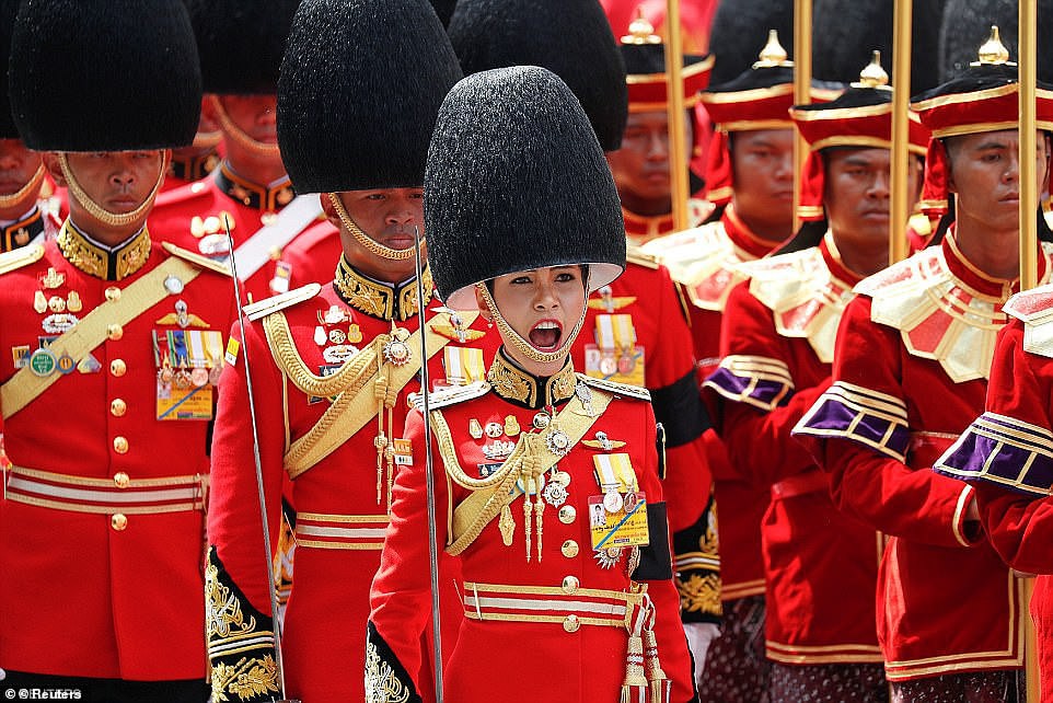Lần đầu tiên trong lịch sử hiện đại, vua Thái Lan công bố vợ lẽ, sắc phong Hoàng quý phi, vẻ mặt Hoàng hậu ngồi bên cạnh mới đáng chú ý-3