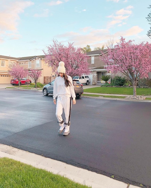 Suốt ngày tạo dáng bên siêu xe, xách túi hàng hiệu vài trăm triệu, cuộc sống của Phạm Hương trên đất Mỹ sung sướng cỡ nào?-6