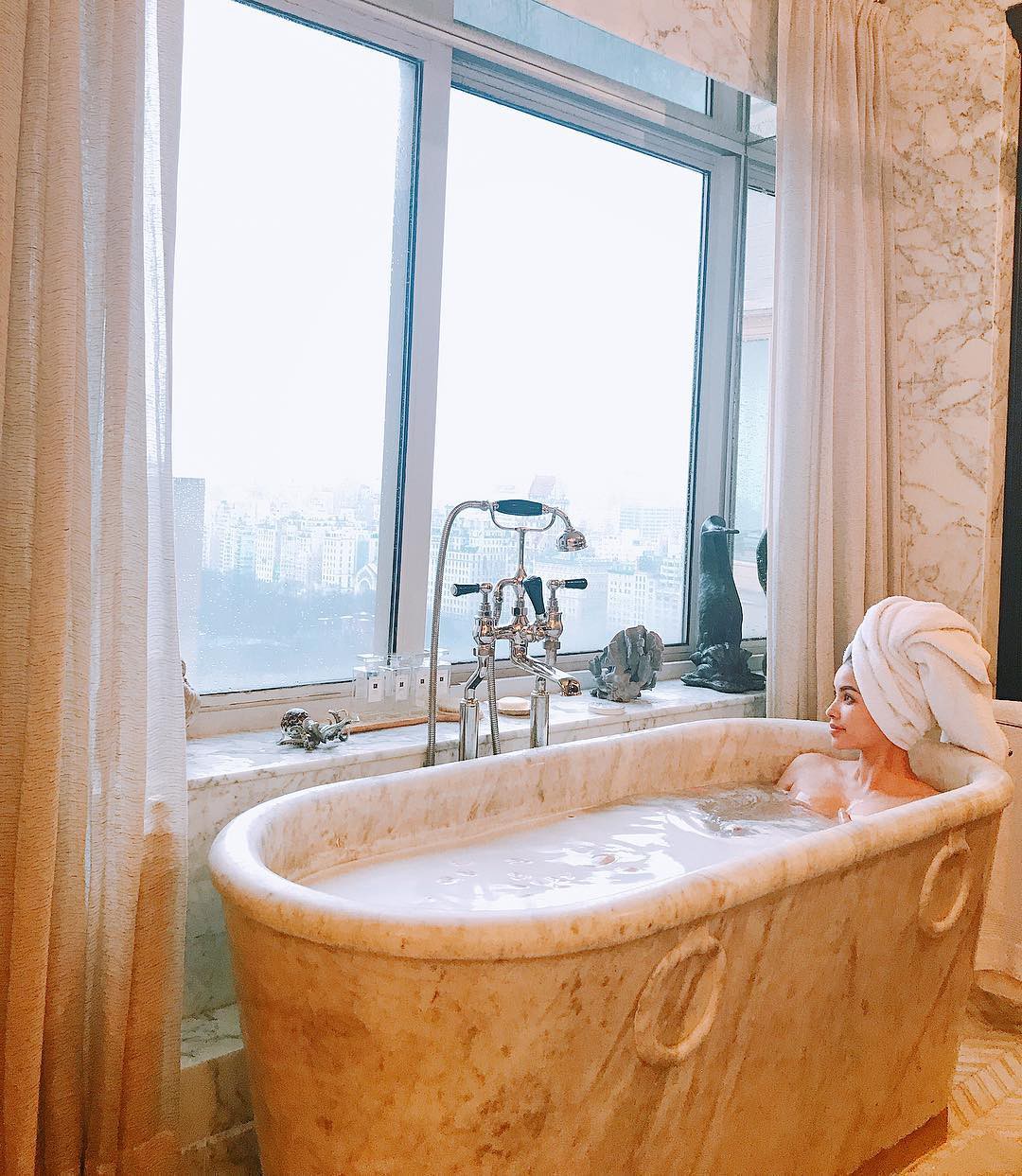 Suốt ngày tạo dáng bên siêu xe, xách túi hàng hiệu vài trăm triệu, cuộc sống của Phạm Hương trên đất Mỹ sung sướng cỡ nào?-20