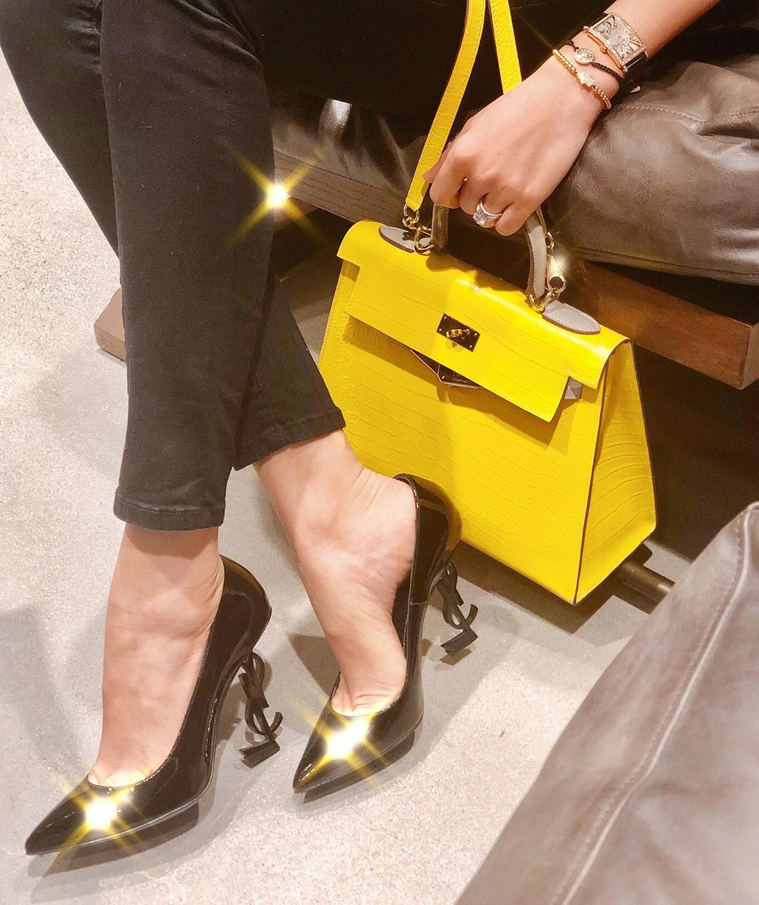 Suốt ngày tạo dáng bên siêu xe, xách túi hàng hiệu vài trăm triệu, cuộc sống của Phạm Hương trên đất Mỹ sung sướng cỡ nào?-14