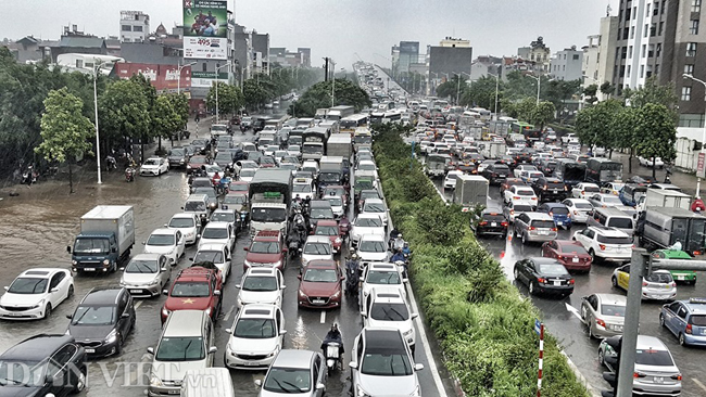 Nhiều tuyến đường ở Hà Nội mênh mông biển nước do bão số 3-2