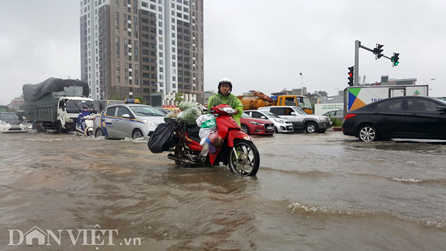 Nhiều tuyến đường ở Hà Nội mênh mông biển nước do bão số 3-3