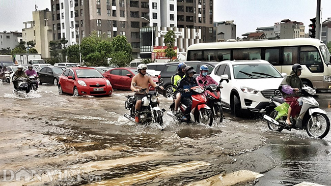 Nhiều tuyến đường ở Hà Nội mênh mông biển nước do bão số 3-5