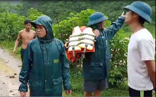 Đu ngọn cây, người đàn ông Thanh Hóa sống sót giữa dòng lũ cuồn cuộn-7