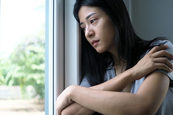 Khi tôi cầm quyết định ly hôn về nhà, mẹ chồng lau nước mắt đưa cho tôi một túi nhỏ, mở chiếc túi ấy, tôi sửng sốt với món quà bên trong-2