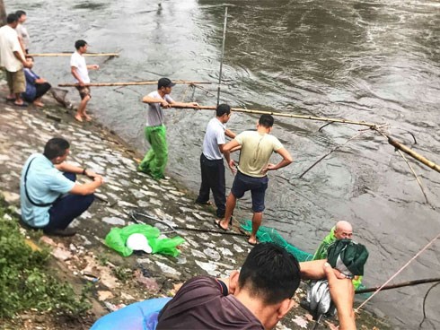 Hà Nội mưa như trút nước, người khốn khổ tát nước từ nhà ra sân, người hăng hái ra kênh bắt cá