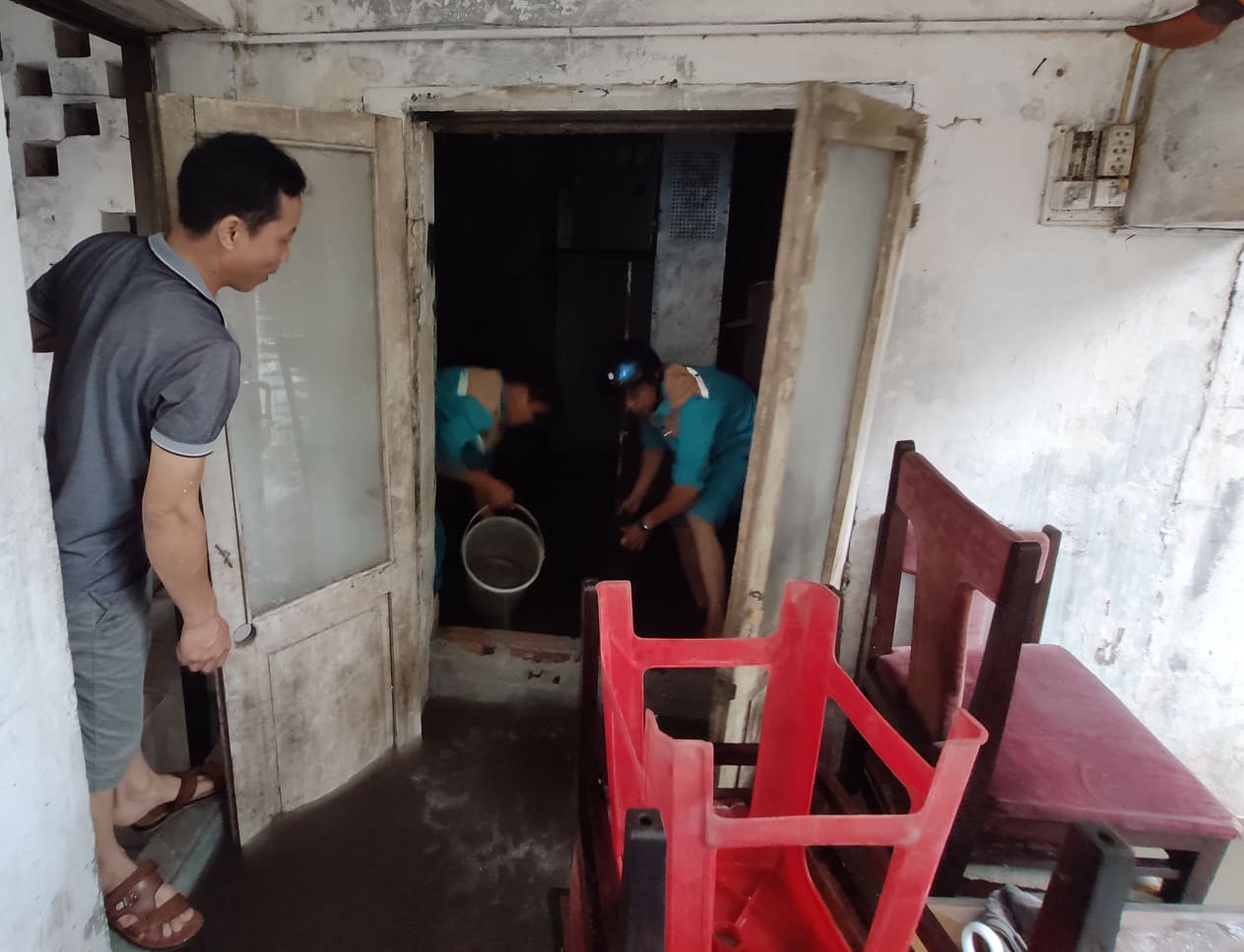 Hà Nội mưa như trút nước, người khốn khổ tát nước từ nhà ra sân, người hăng hái ra kênh bắt cá-5