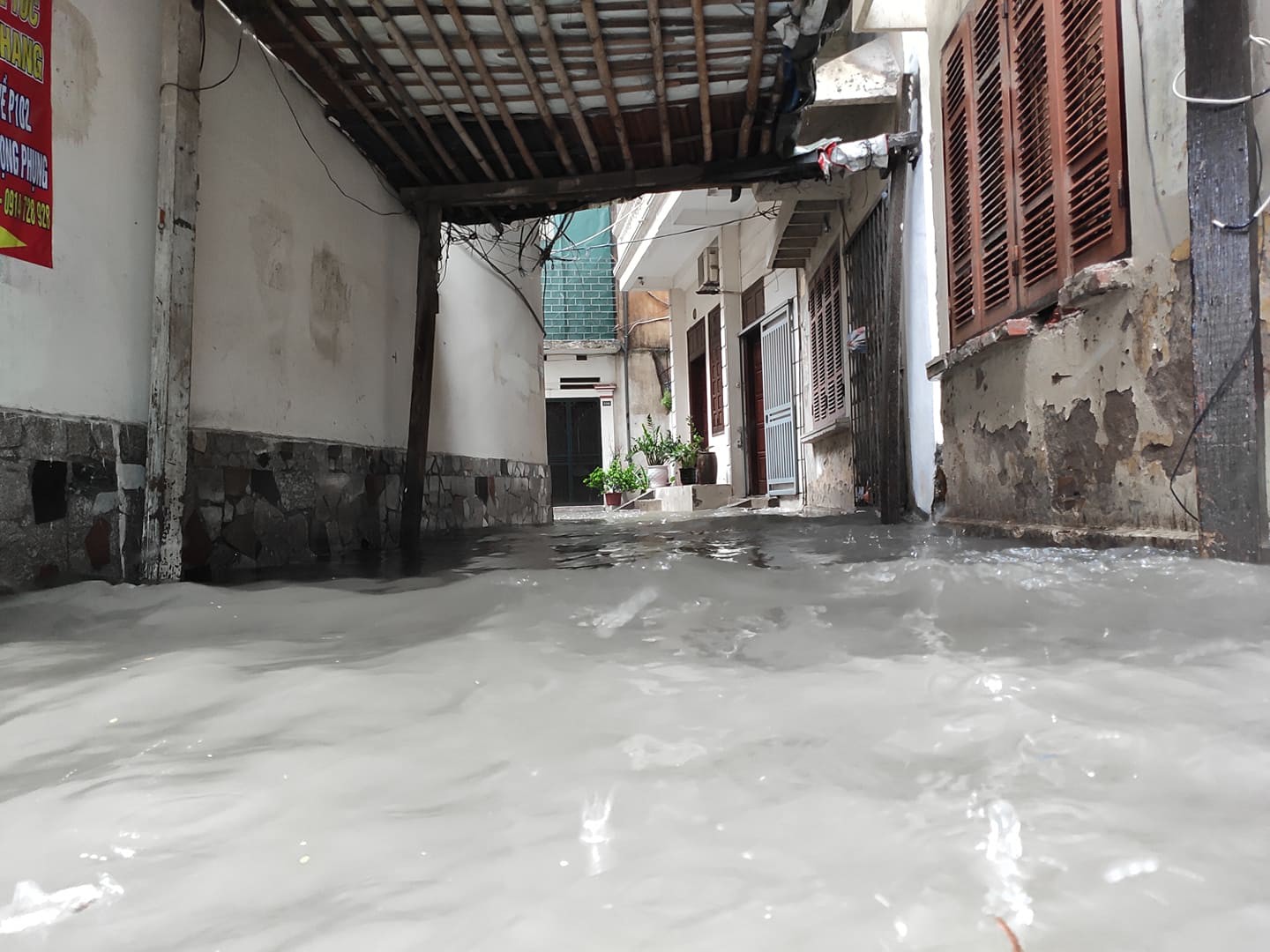 Hà Nội mưa như trút nước, người khốn khổ tát nước từ nhà ra sân, người hăng hái ra kênh bắt cá-4