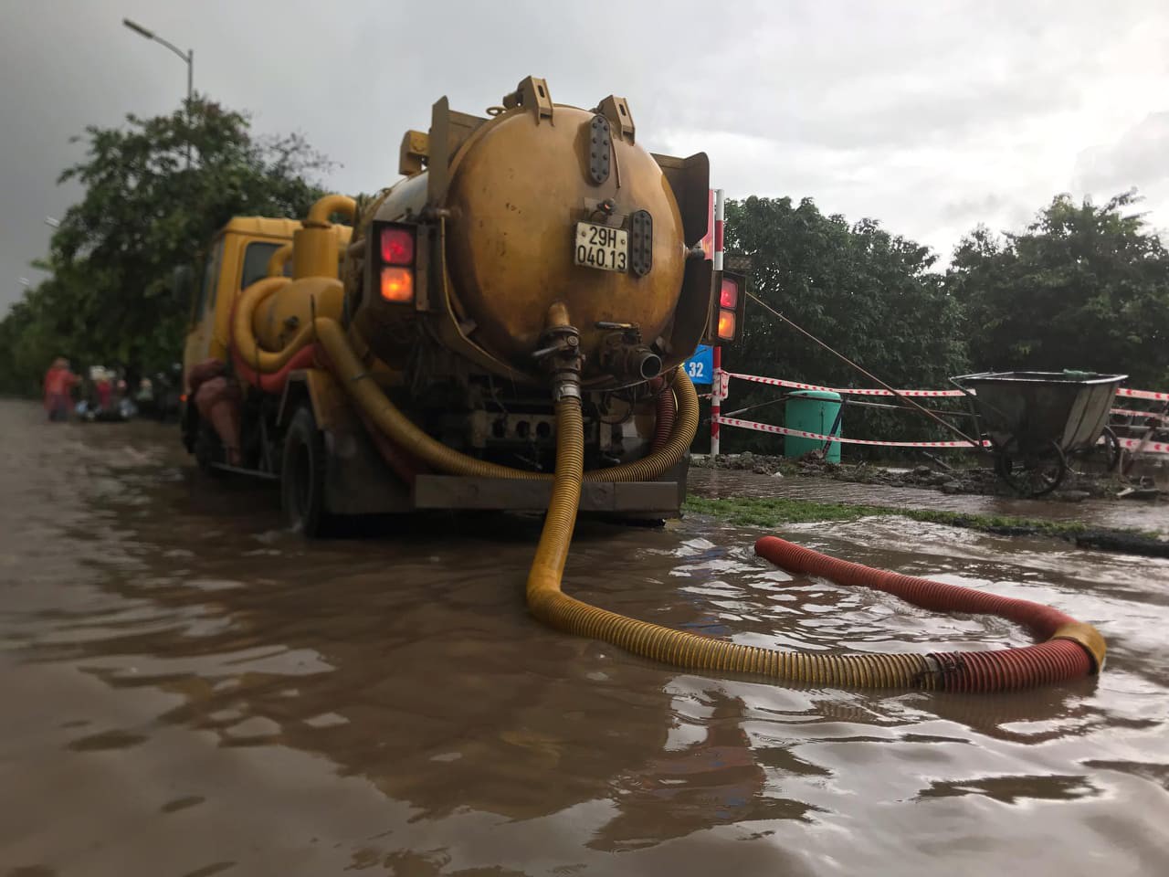 Hà Nội mưa như trút nước, người khốn khổ tát nước từ nhà ra sân, người hăng hái ra kênh bắt cá-10