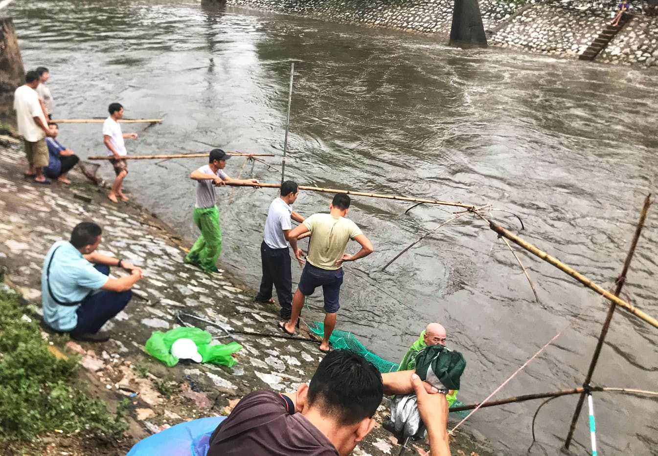 Hà Nội mưa như trút nước, người khốn khổ tát nước từ nhà ra sân, người hăng hái ra kênh bắt cá-14
