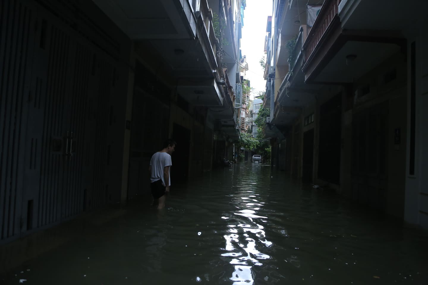 Hà Nội mưa như trút nước, người khốn khổ tát nước từ nhà ra sân, người hăng hái ra kênh bắt cá-6