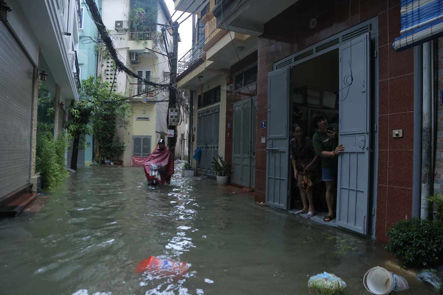Hà Nội mưa như trút nước, người khốn khổ tát nước từ nhà ra sân, người hăng hái ra kênh bắt cá-7