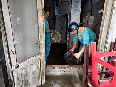 Hà Nội mưa như trút nước, người khốn khổ tát nước từ nhà ra sân, người hăng hái ra kênh bắt cá-8