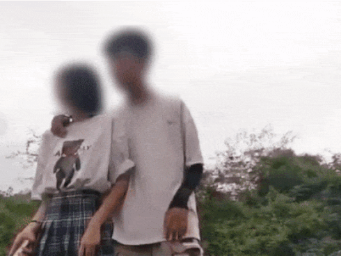 Bất chấp nguy hiểm đứng chụp ảnh sống ảo trên đường ray đúng lúc tàu lao vun vút qua, đôi trẻ phải lĩnh bài học xương máu-1