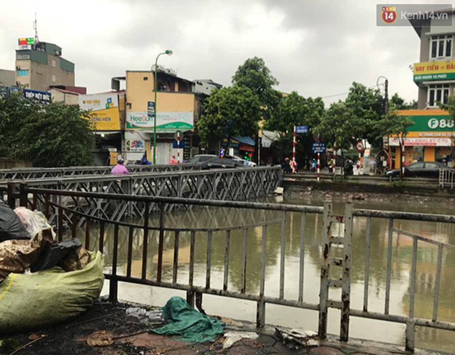 Mưa lớn khiến cây xanh tại Hà Nội đổ gục hàng loạt, dây điện chằng chịt trên vỉa hè-2