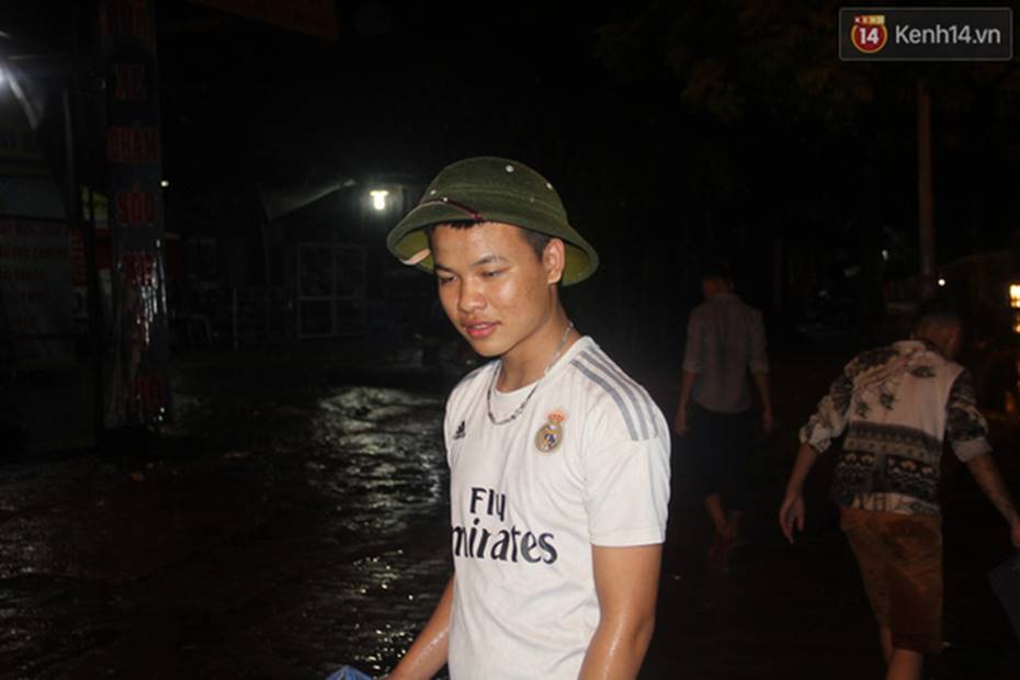 Người Hà Nội mang rổ ra giữa đường phố bắt hàng kg cá trong đêm mưa gió-10