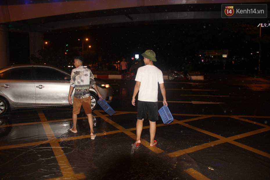 Người Hà Nội mang rổ ra giữa đường phố bắt hàng kg cá trong đêm mưa gió-2