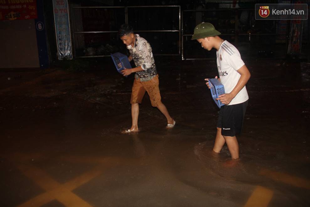 Người Hà Nội mang rổ ra giữa đường phố bắt hàng kg cá trong đêm mưa gió-3