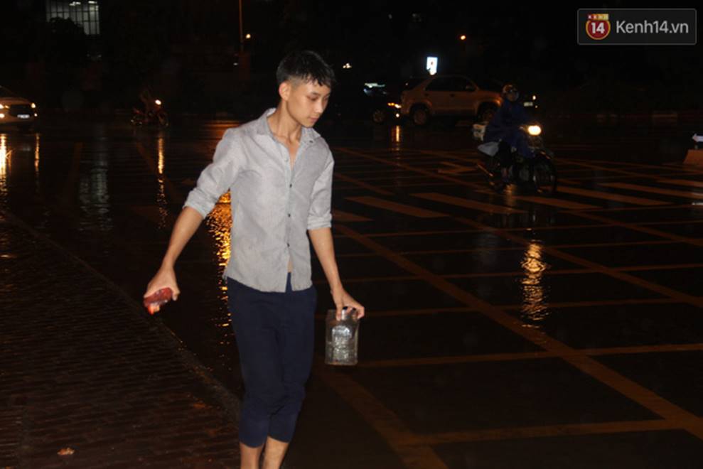Người Hà Nội mang rổ ra giữa đường phố bắt hàng kg cá trong đêm mưa gió-4