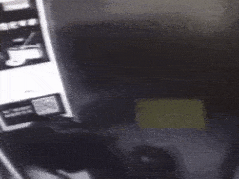 Cô gái mải chơi điện thoại trong thang máy suýt mất mạng vì gặp 'quỷ dữ', cư dân mạng xem xong video hoảng sợ tột độ