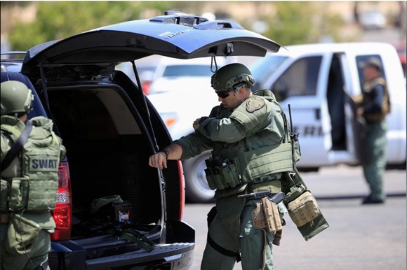 Xả súng ở siêu thị Mỹ, ít nhất 20 người chết-2