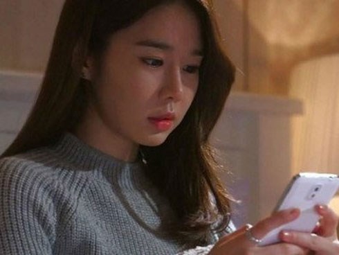 Mượn điện thoại bạn thân gọi cho chồng, ai ngờ 5 giây lộ bí mật cay đắng