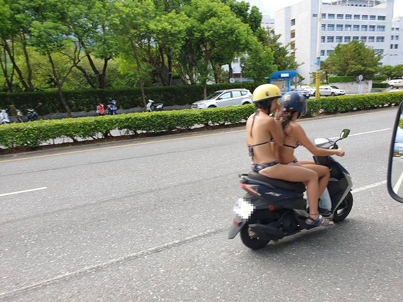 Hai cô gái mặc bikini hở từ trên xuống dưới, đèo nhau trên xe máy giữa trưa nắng-1