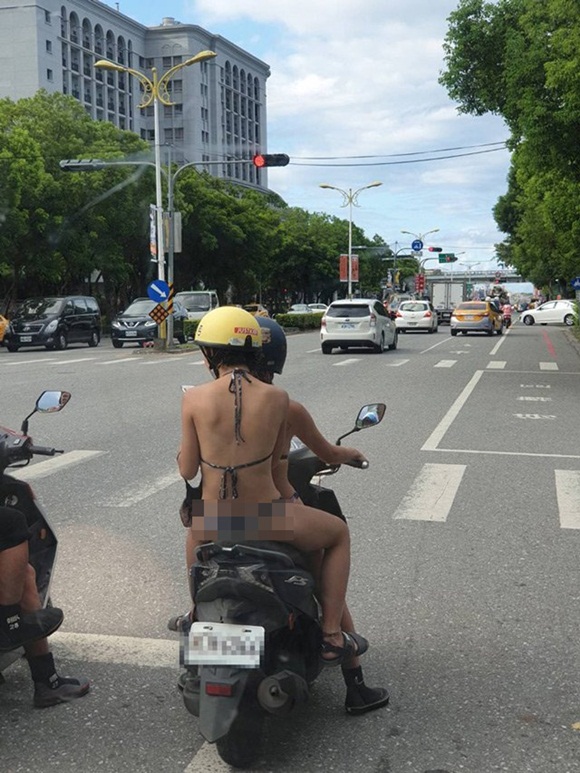 Hai cô gái mặc bikini hở từ trên xuống dưới, đèo nhau trên xe máy giữa trưa nắng-2