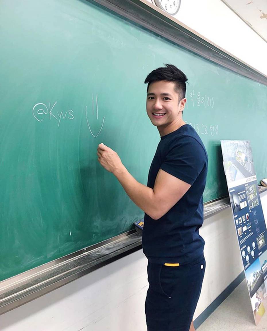 Thầy giáo trường nhà người ta sao lại đẹp trai thế này, đã vậy body còn 6 múi như tạc tượng, thầy muốn các em sống sao?-1