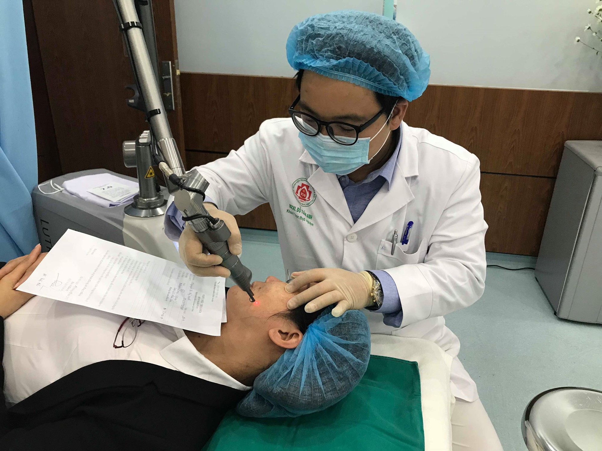 Tiêm collagen làm đẹp da, làn da người phụ nữ nổi sần khắp mặt phải cầu cứu bác sĩ-4