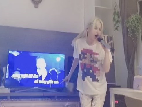 Nam Em hú hét nhún nhảy như 'lên đồng', dân mạng ngán ngẩm: 'Ranh giới giữa vui và lố rất mong manh'