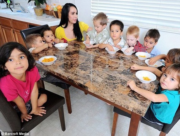 Người mẹ sinh 8 gây kinh ngạc thế giới, phải đóng phim nóng lấy tiền nuôi con giờ ra sao?-4