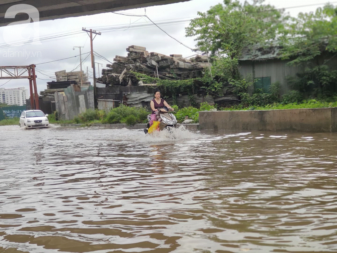 Hà Nội: Ngập úng xảy ra khắp nơi, người dân bì bõm lội nước, dịch vụ sửa xe lưu động kiếm tiền triệu sau bão số 3-1