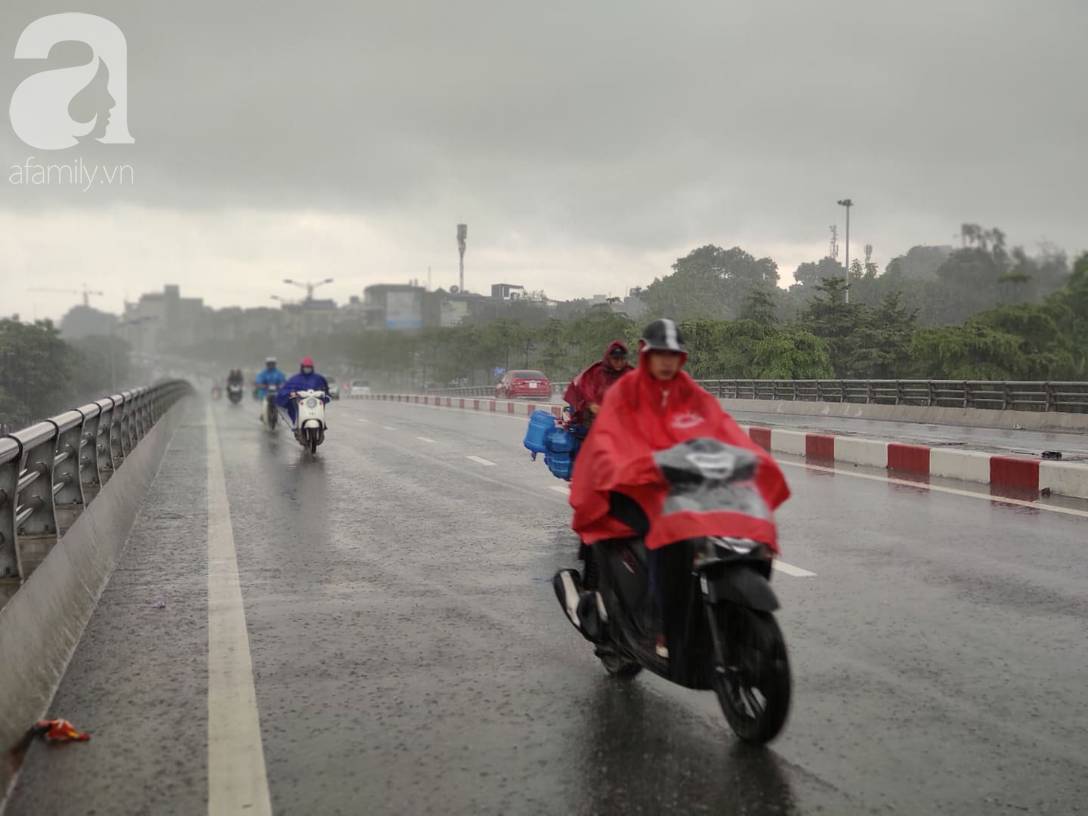 Hà Nội: Ngập úng xảy ra khắp nơi, người dân bì bõm lội nước, dịch vụ sửa xe lưu động kiếm tiền triệu sau bão số 3-3