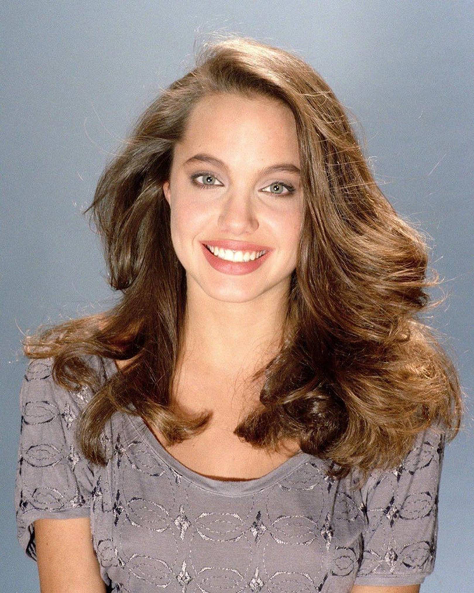 Trước khi gầy gò ở hiện tại, Angelina Jolie từng quyến rũ thế này-5