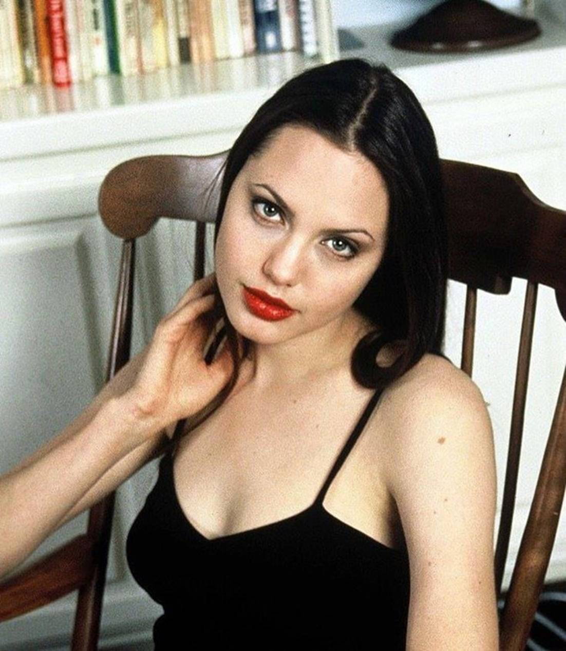 Trước khi gầy gò ở hiện tại, Angelina Jolie từng quyến rũ thế này-6