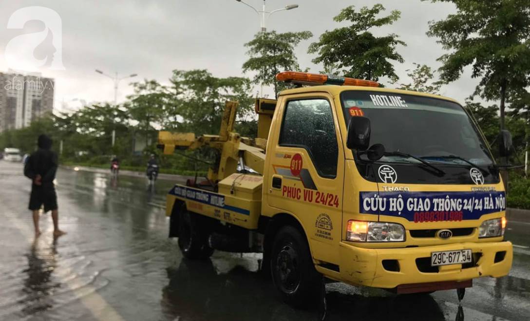 Hà Nội: Ngập úng xảy ra khắp nơi, người dân bì bõm lội nước, dịch vụ sửa xe lưu động kiếm tiền triệu sau bão số 3-6