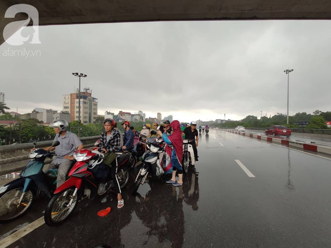 Hà Nội: Ngập úng xảy ra khắp nơi, người dân bì bõm lội nước, dịch vụ sửa xe lưu động kiếm tiền triệu sau bão số 3-11