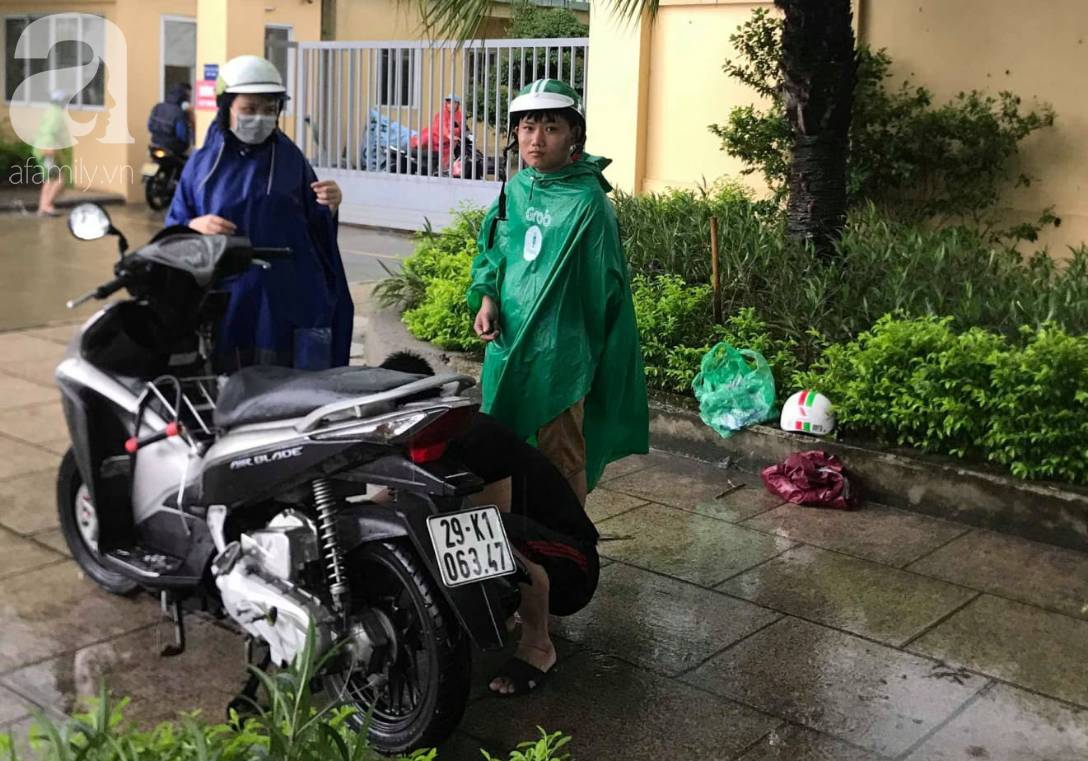 Hà Nội: Ngập úng xảy ra khắp nơi, người dân bì bõm lội nước, dịch vụ sửa xe lưu động kiếm tiền triệu sau bão số 3-13