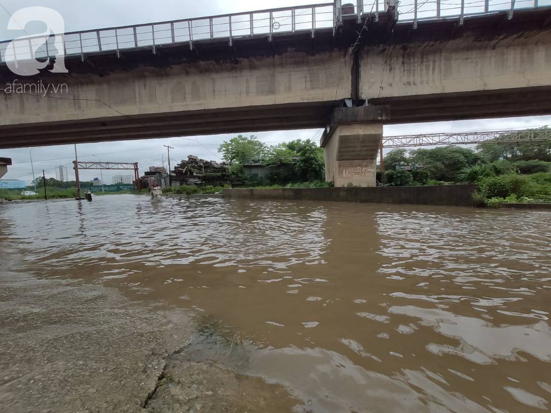 Hà Nội: Ngập úng xảy ra khắp nơi, người dân bì bõm lội nước, dịch vụ sửa xe lưu động kiếm tiền triệu sau bão số 3-14