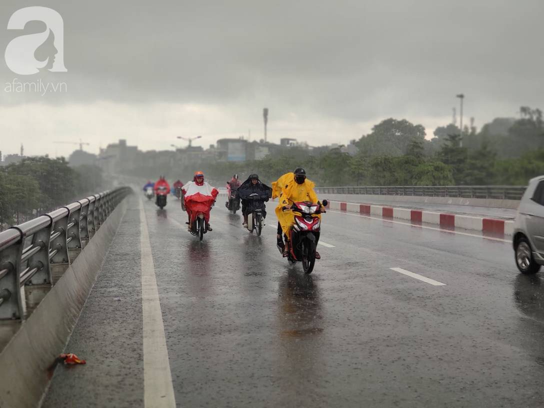 Hà Nội: Ngập úng xảy ra khắp nơi, người dân bì bõm lội nước, dịch vụ sửa xe lưu động kiếm tiền triệu sau bão số 3-10