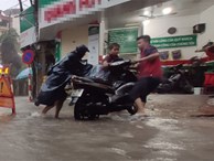 Hà Nội: Ngập úng xảy ra khắp nơi, người dân bì bõm lội nước, dịch vụ sửa xe lưu động kiếm tiền triệu sau bão số 3