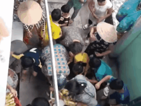 Chưa tới rằm tháng Bảy đã tranh nhau giựt cô hồn, dân mạng phát hoảng với clip người dân xô đẩy giành cả rổ đồ cúng-1