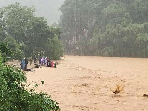 Giúp người dân tránh lũ, trưởng công an xã bị đất vùi tử vong
