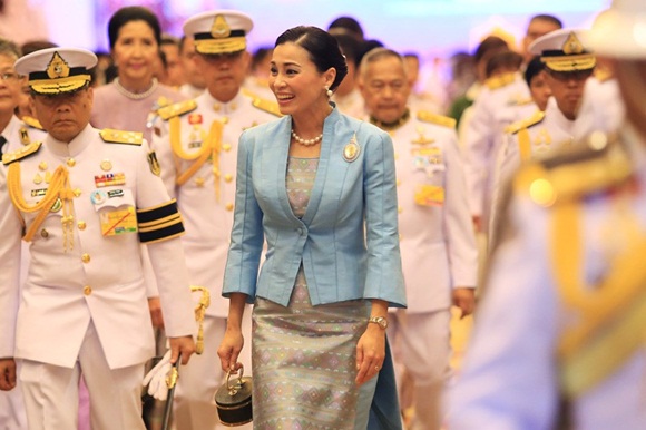 Sau khi chồng có thêm Hoàng quý phi, Hoàng hậu Thái Lan tái xuất với thần thái xuất chúng, chứng minh đẳng cấp khó ai bì kịp-1