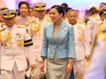 Hoàng quý phi Thái Lan thực hiện nhiệm vụ hoàng gia đầu tiên trên cương vị mới với phong thái gây ngỡ ngàng-9