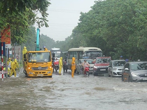 Cố băng qua dòng nước lũ, chiếc xe bị cuốn trôi, tài xế mở cửa thoát nạn trong gâng tấc-1