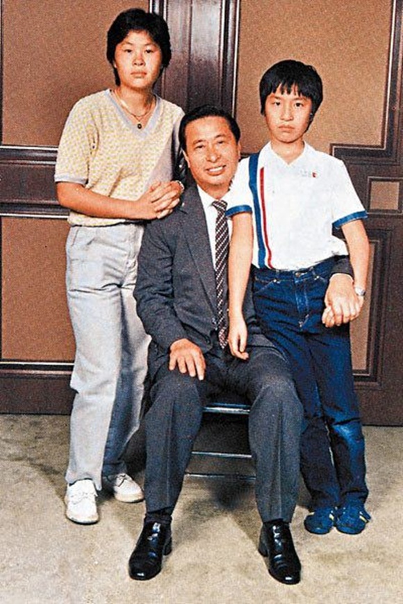 Đại thiếu gia Hong Kong: Thề cả đời không kết hôn, thuê người đẻ mướn để tranh tài sản-1